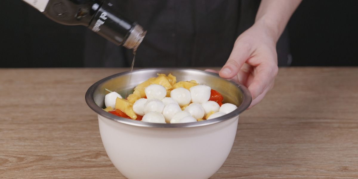 Echar vinagre para ensalada de tortelini