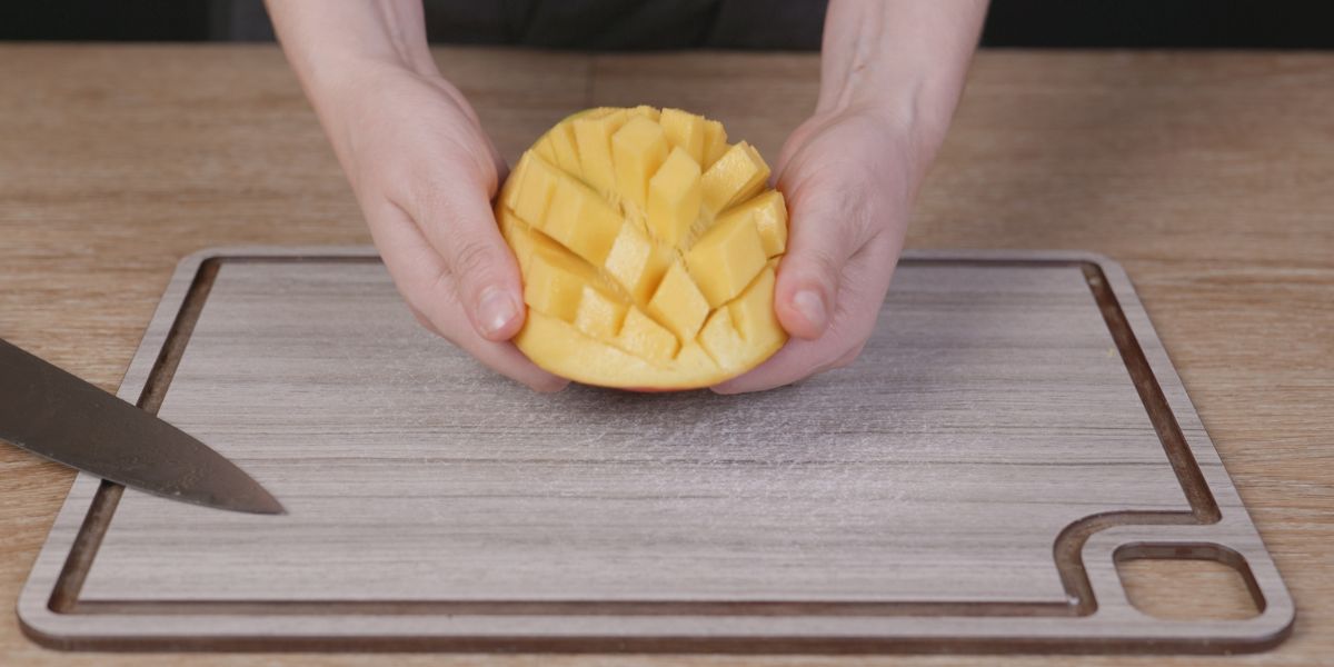 Cortar el mango para la ensalada de tortelini