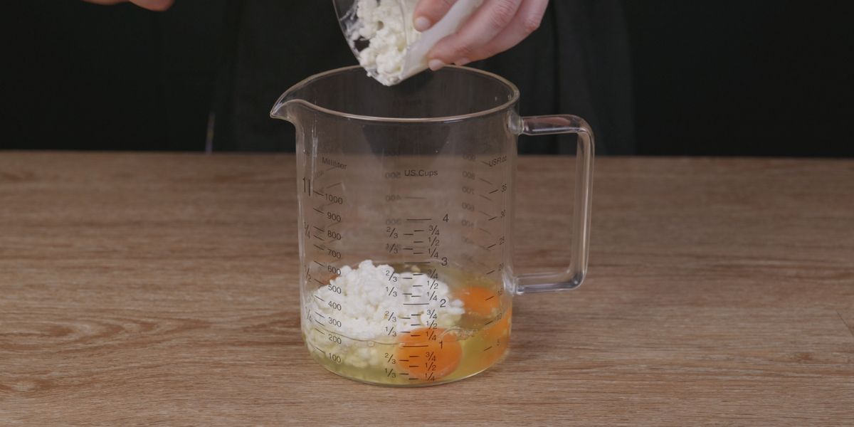 Añadir ingredientes a vaso de batidora para crepes sin harina