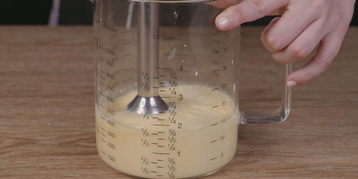 Batir ingredientes para crepes sin harina