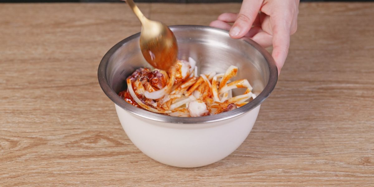 Mezclar ingredientes para Ensalada de Patatas y Pulpo