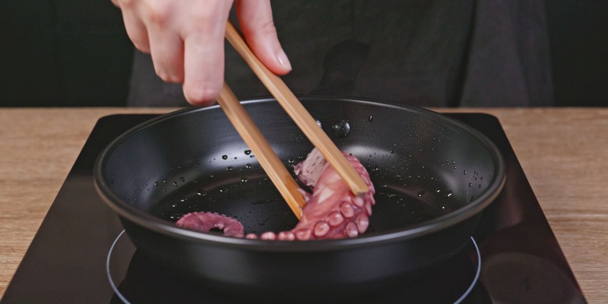 Dorar pulpo para Ensalada de Patatas y Pulpo