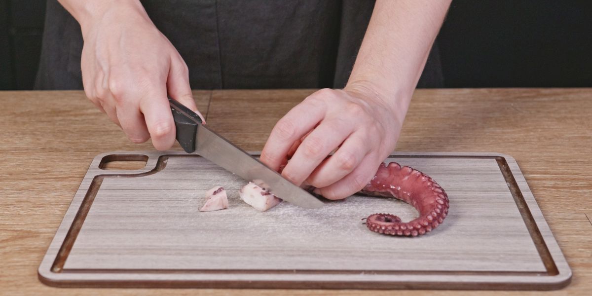 Cortar pulpo para Ensalada de Patatas y Pulpo
