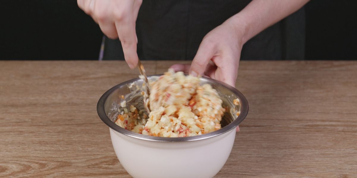 Mezclar ingredientes para ensaladilla rusa