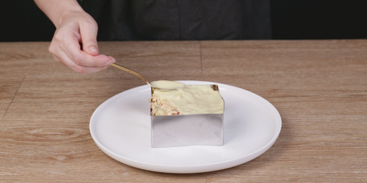 Echar ensaladilla rusa en molde