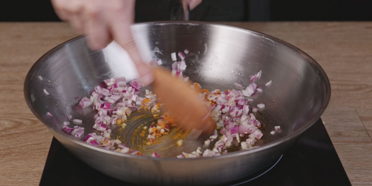 Elaboración de sofrito aromático para Gambas y calabacín en salsa de curry