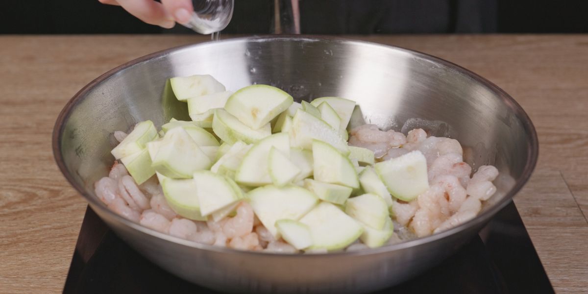 Saltear gambas y verduras para Gambas y calabacín en salsa de curry