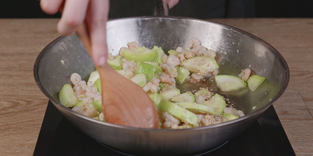 Agregar semillas de sésamo para Gambas y calabacín en salsa de curry