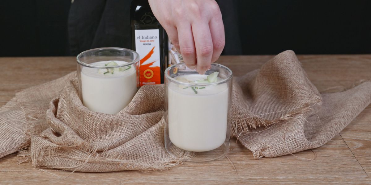 Añadir ingredientes finales a gazpacho de espárragos blancos