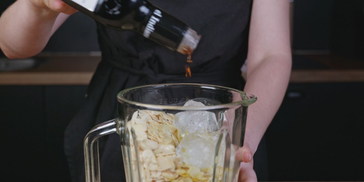 Echar vinagre al gazpacho de espárragos blancos