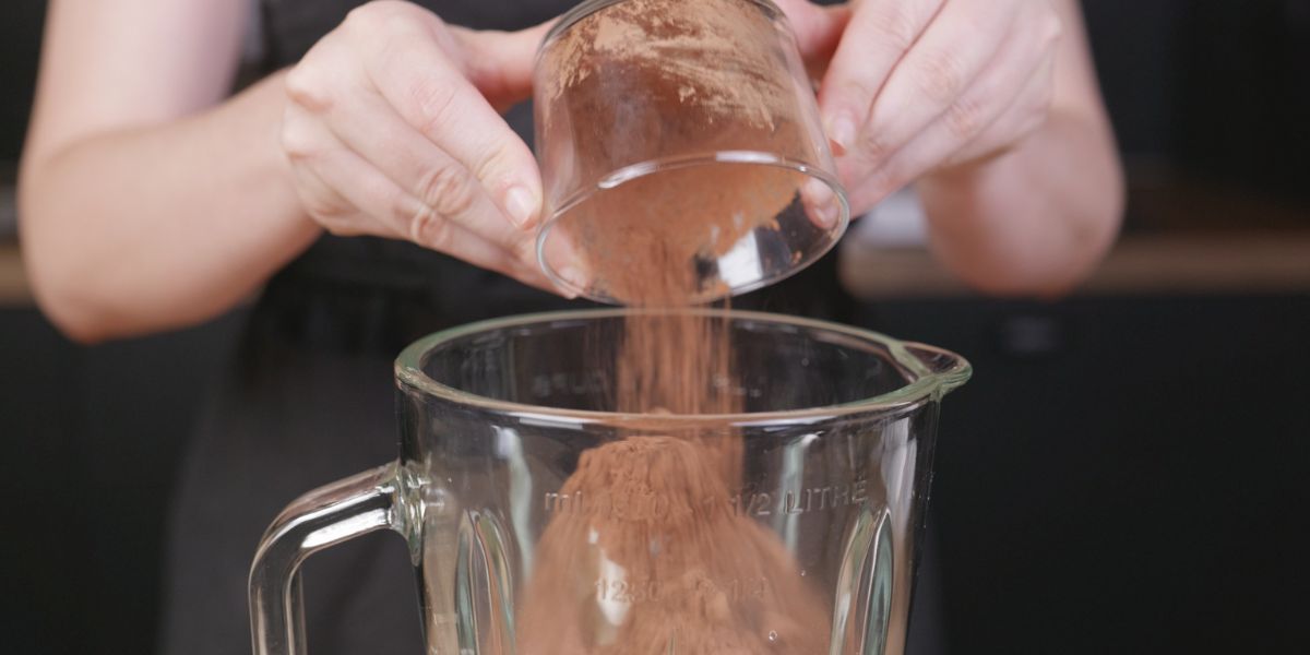 Mezcla de ingredientes base para helado de chocolate