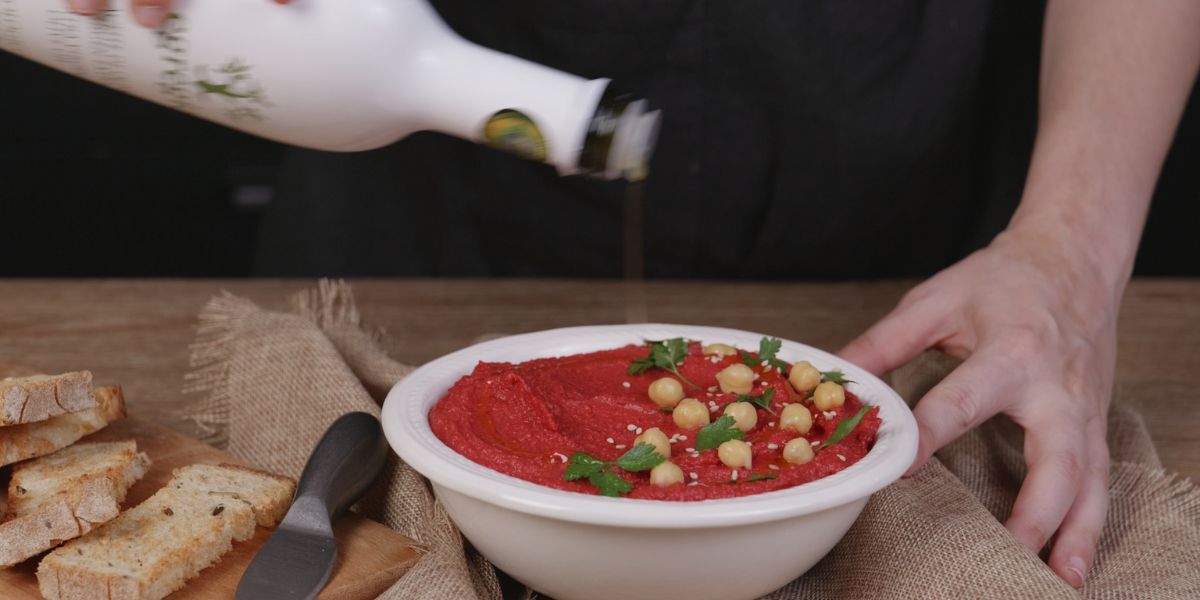 Terminar hummus de remolacha con un poco de aceite de oliva virgen extra 