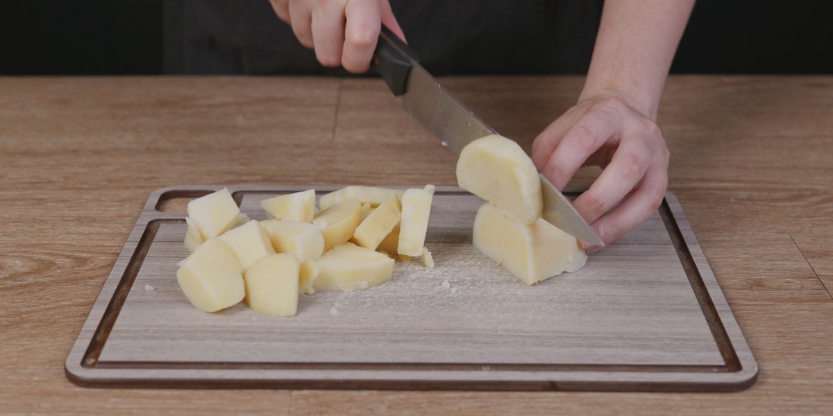 Cortar verduras para Papas aliñás 