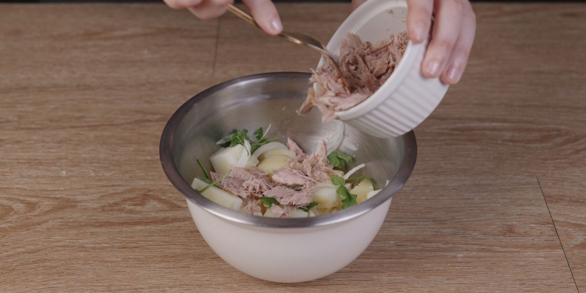 Mezclar ingredientes para Papas aliñás 