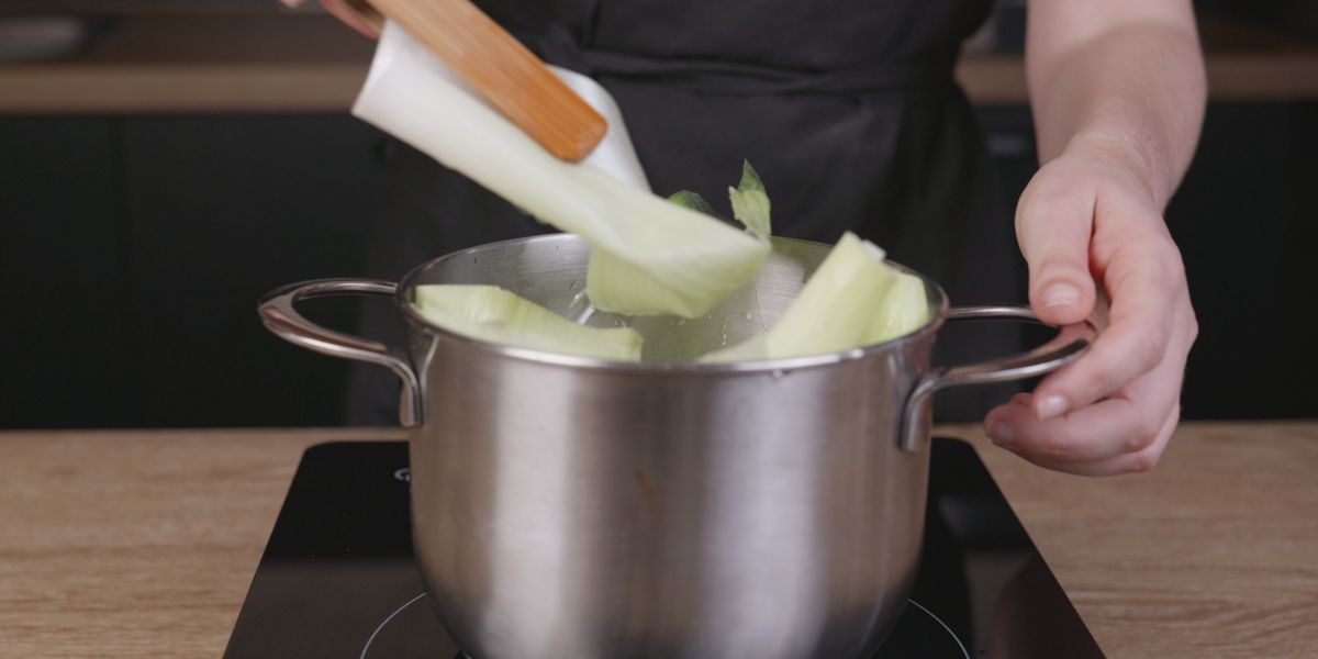 Saltear hojas de puerro para triángulos de puerro