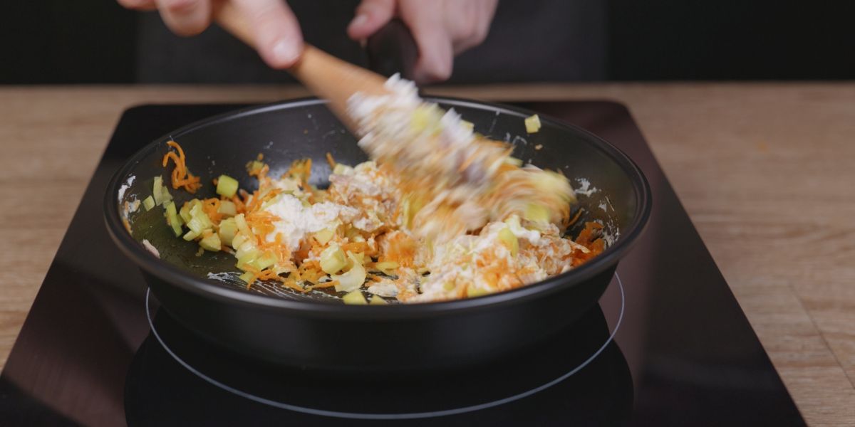 Añadir atún y queso para saltear en triángulos de puerro