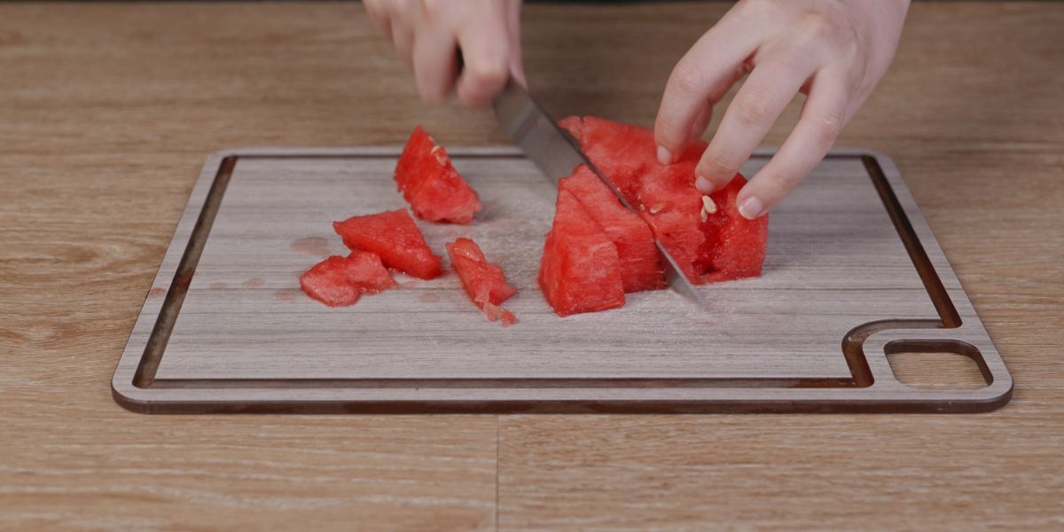 Cortar tomates y sandía para Salmorejo de sandía
