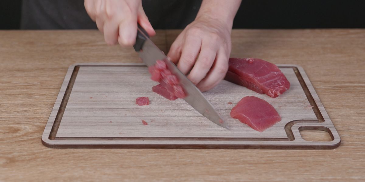 Cortar atún para tartar de atún en tortas de aceite