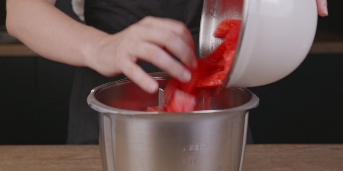 Triturar tomates y sandía para Salmorejo de sandía