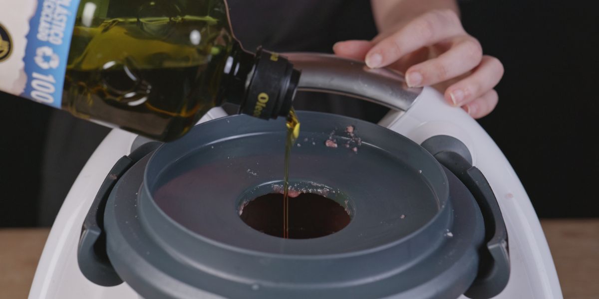 Añadir aceite de oliva virgen extra y batir Salmorejo de sandía