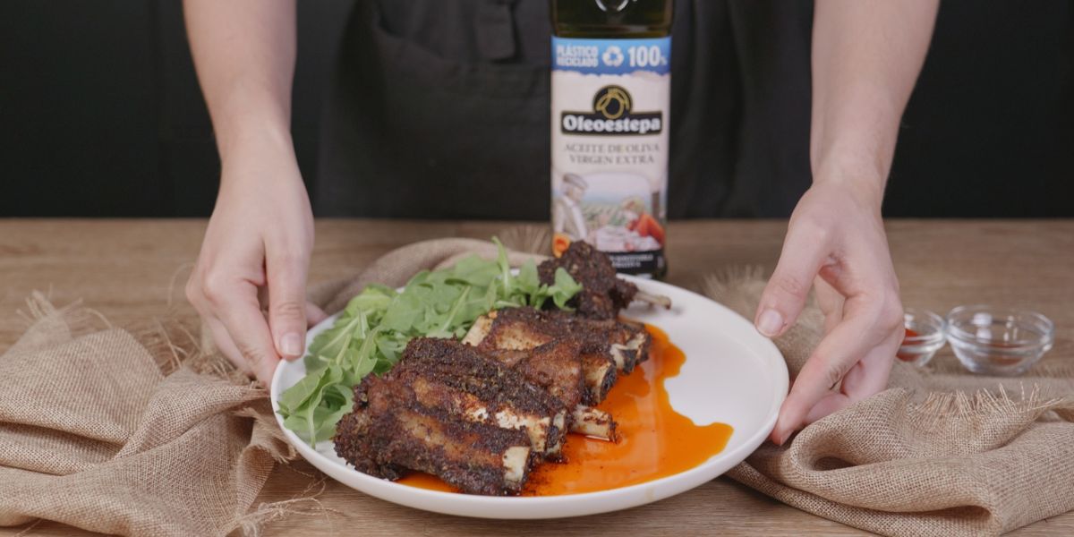 Presentar costillas al cajún
