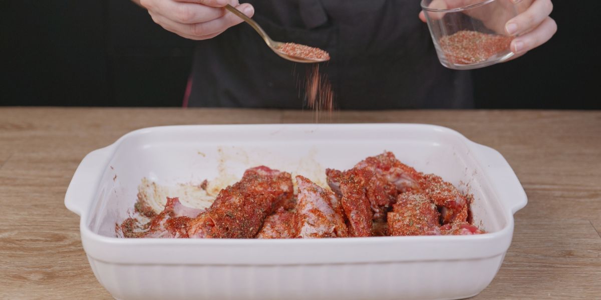 Dar la vuelta y aliñar costillas al cajún