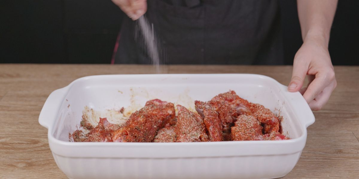 Echar sal a costillas al cajún