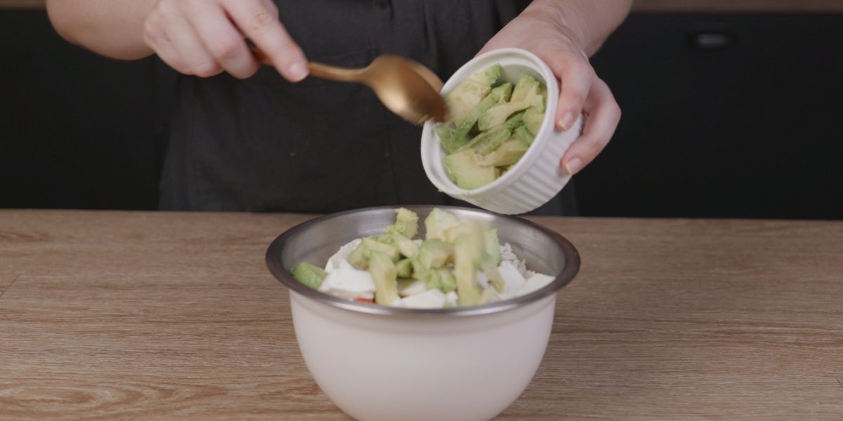 Añadir los ingredientes  base de la ensalada de lentejas
