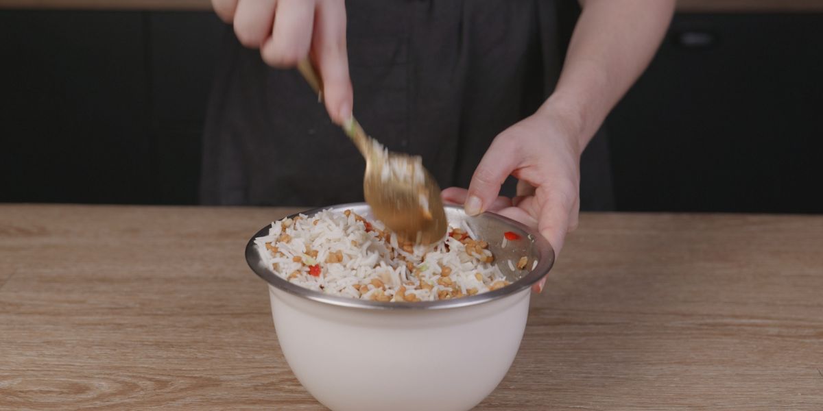 Mezcla los ingredientes base de la ensalada de lentejas