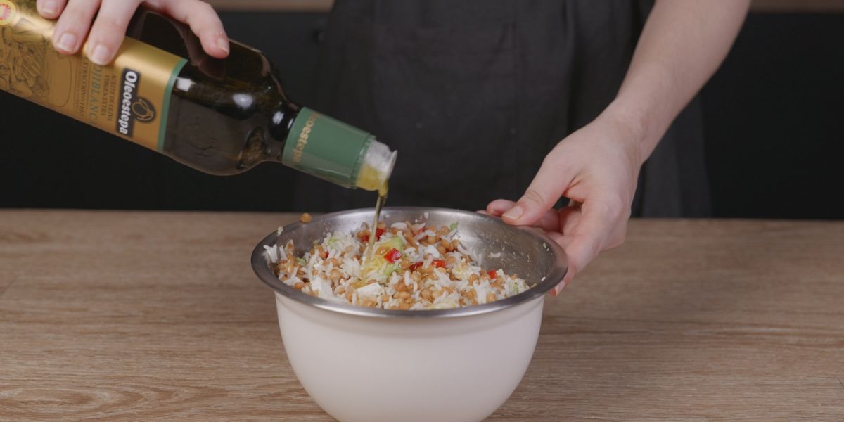 Añadir aceite de oliva virgen extra a la ensalada de lentejas