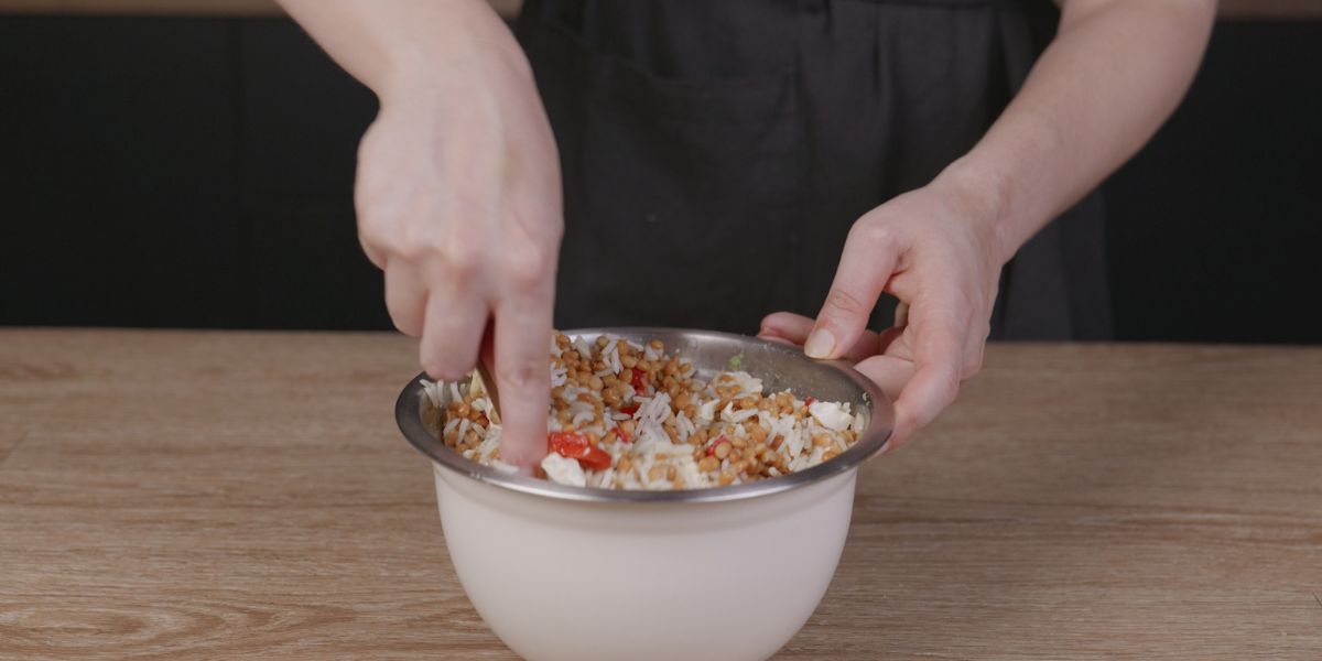Remover ensalada de lentejas