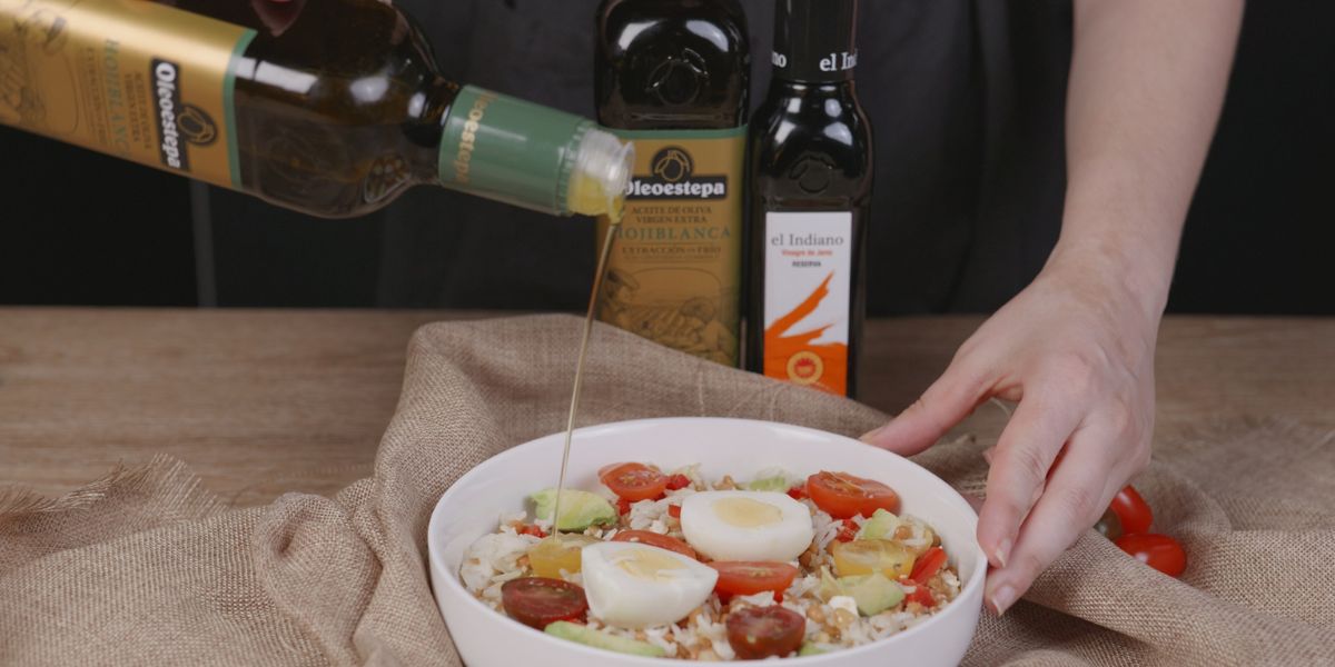 Poner toque final con aceite de oliva virgen extra Oleoestepa a la ensalada de lentejas