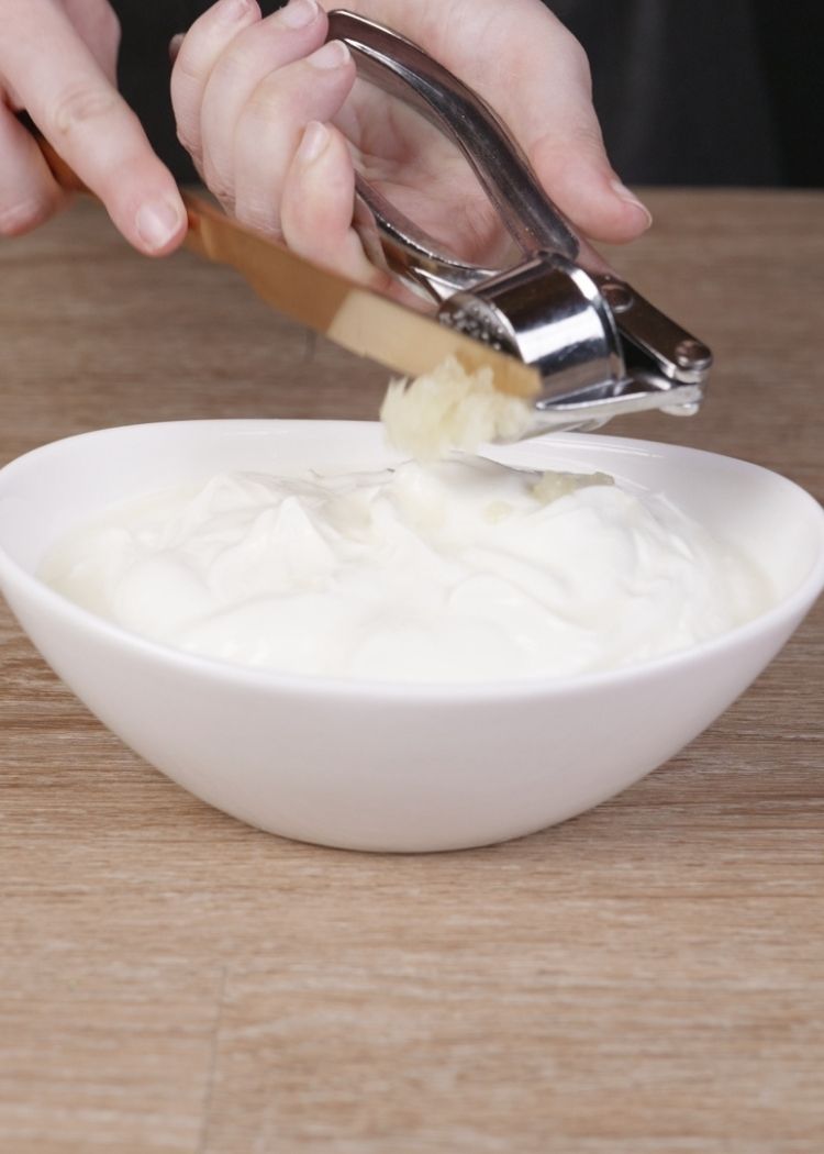base de yogur, zumo de limón y ajo para huevos turcos