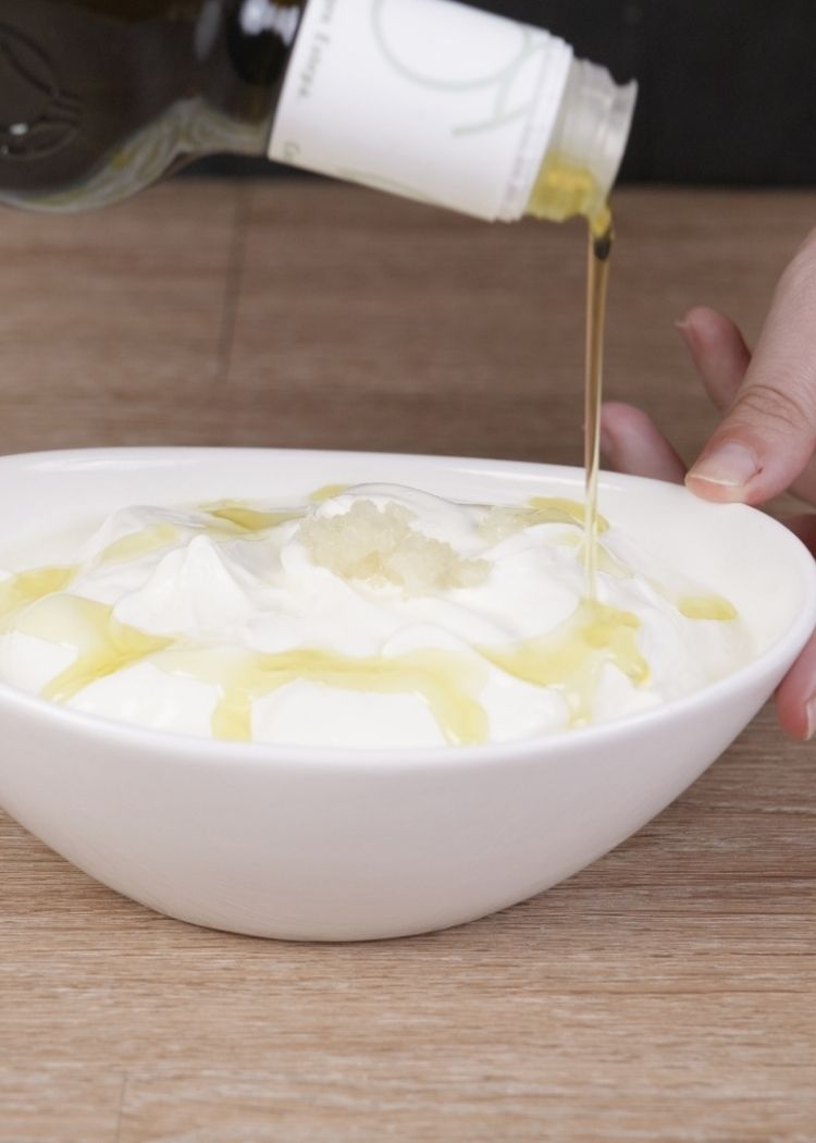 Añade aceite de oliva virgen extra a la base para los huevos turcos