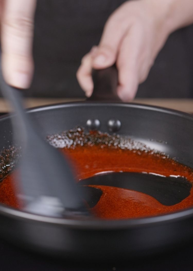 Elaborar salsa para huevos turcos