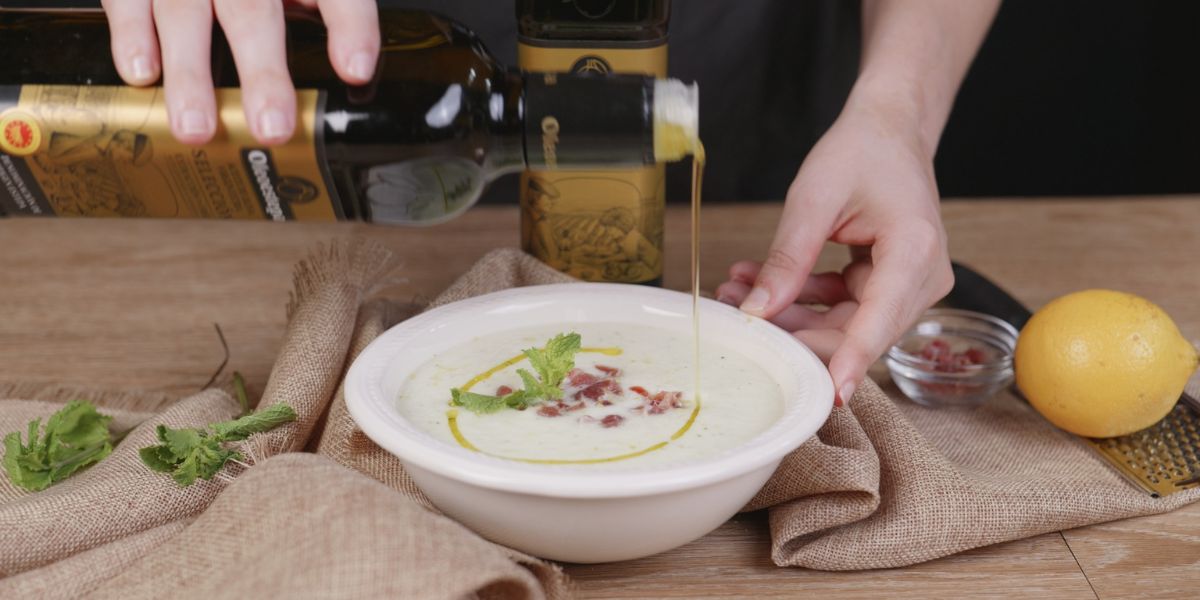 Servir sopa fría de melón