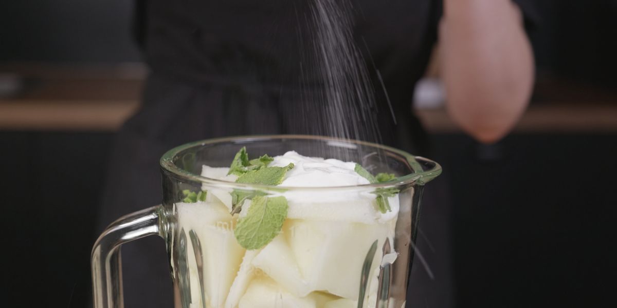 Añadir al vaso de la batidora los ingredientes base de la sopa fría de melón