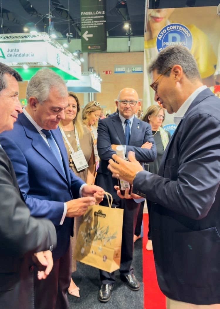 Visita alcalde de Sevilla al stand de Oleoestepa