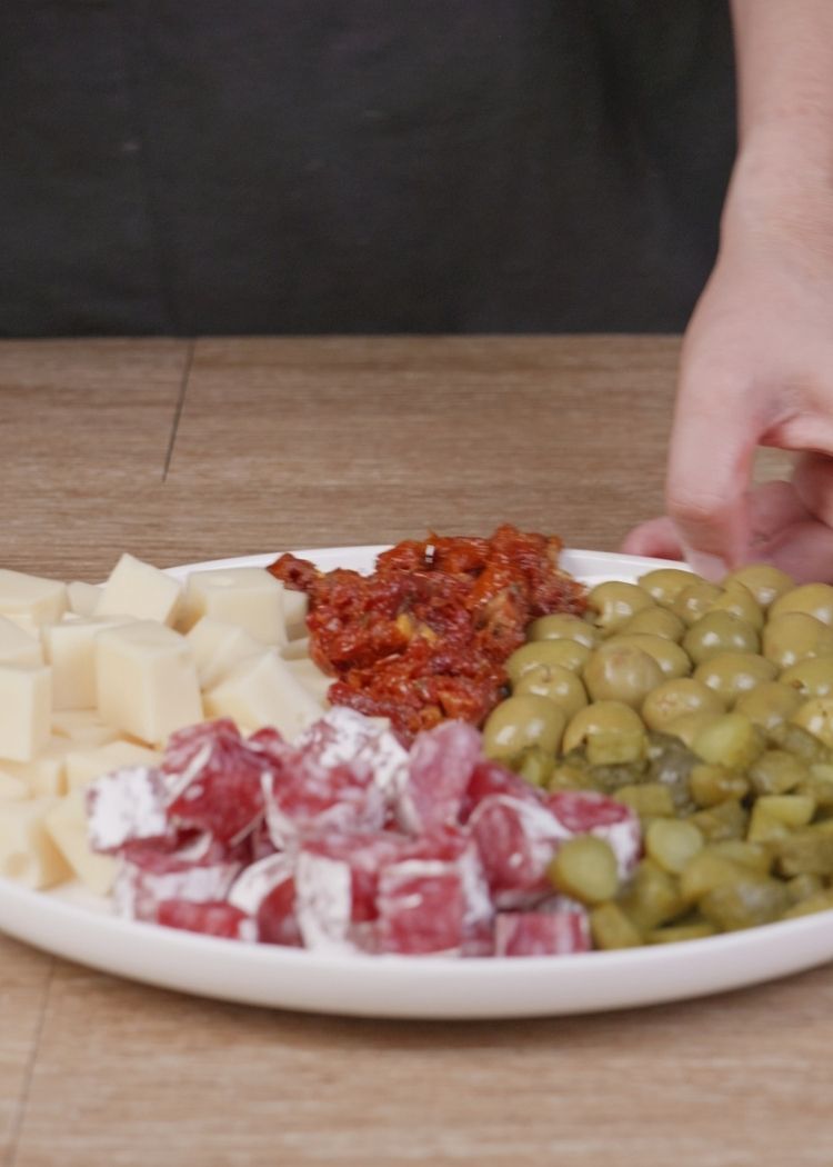 Preparar ingredientes para ensalada de encurtidos