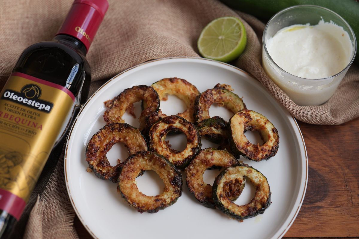 Anillos de calabacín y salsa de yogur