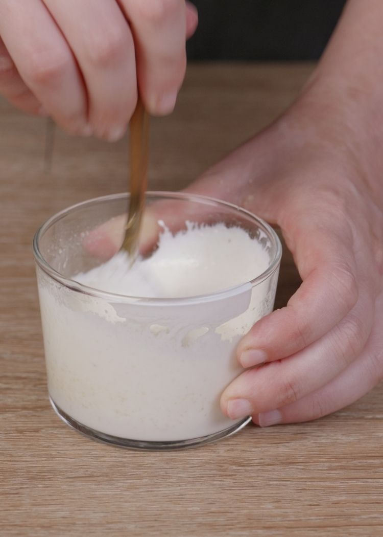Remover salsa de yogur para anillos de calabacín