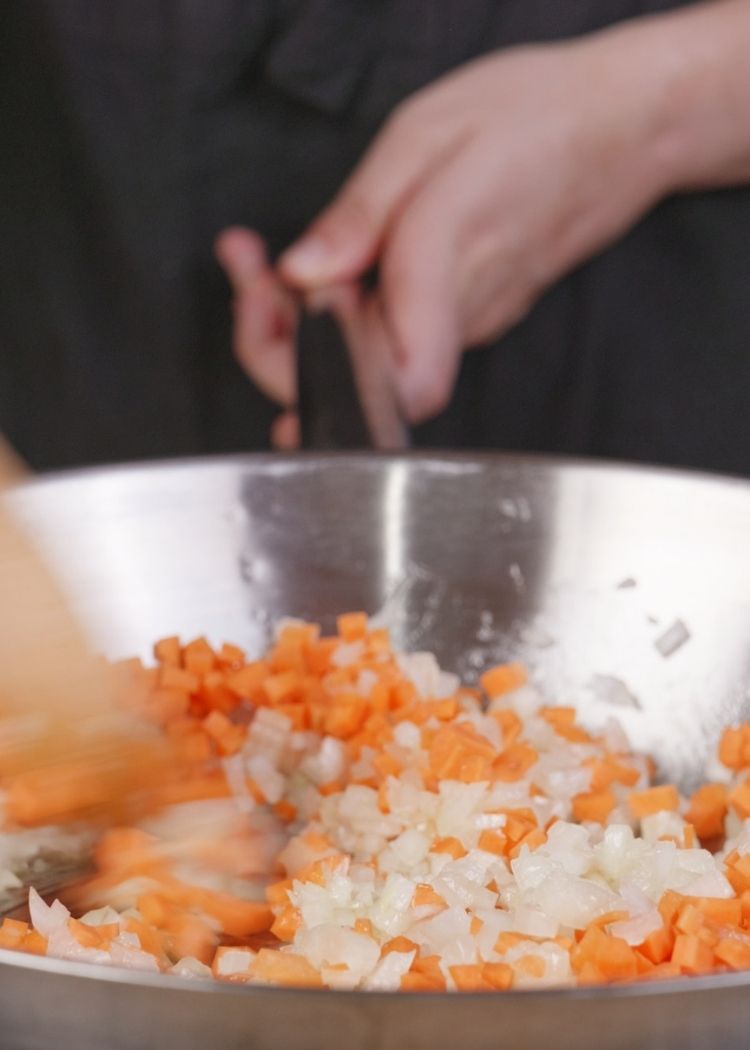 Añadir verduras para salsa boloñesa