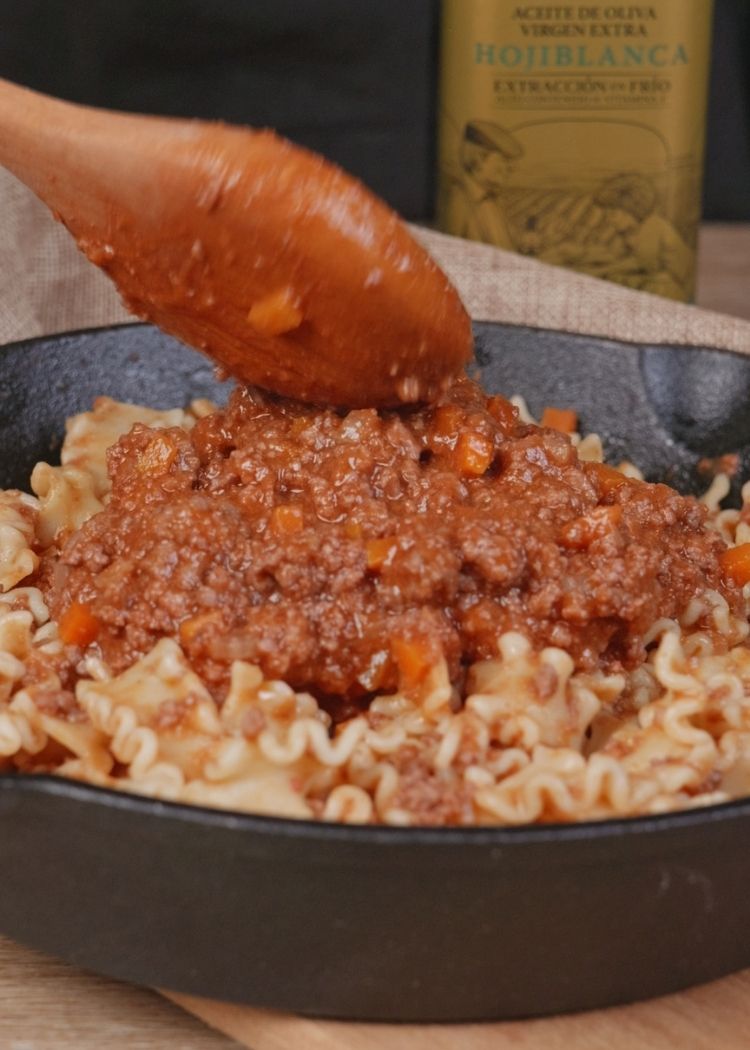 Añadir salsa boloñesa a pasta