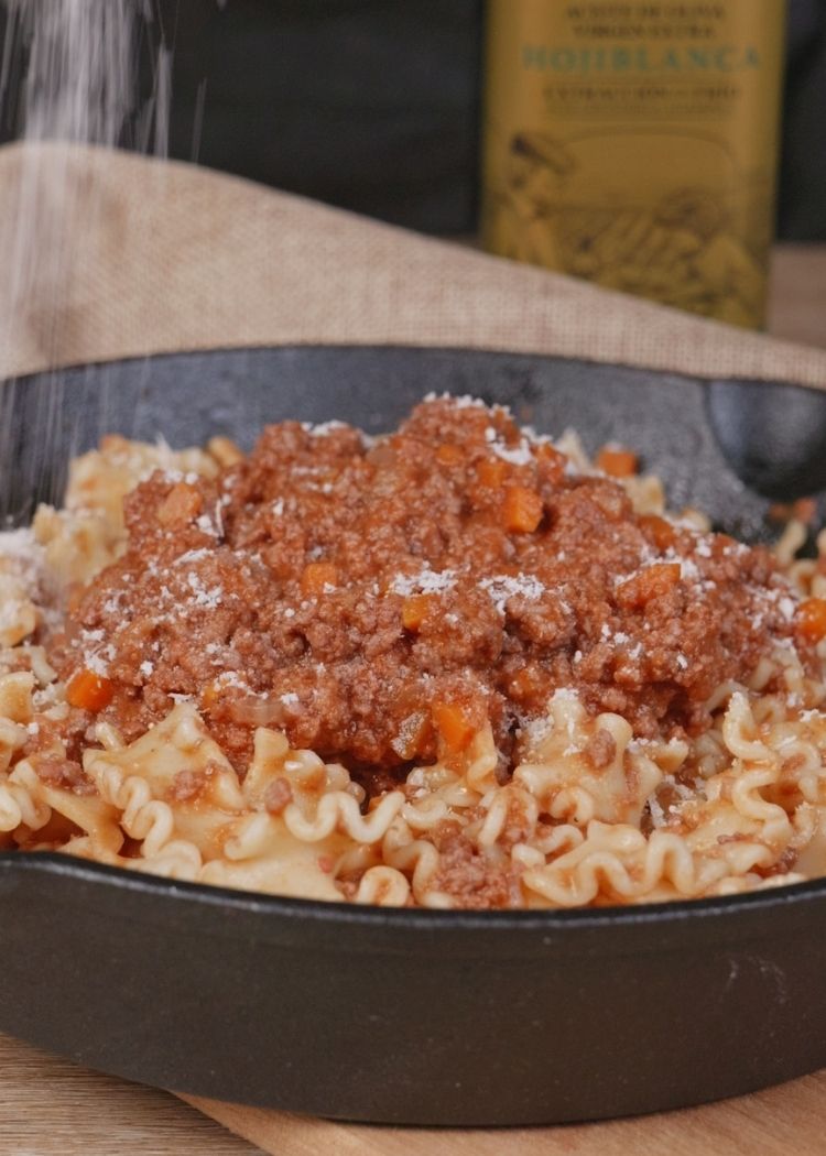 Presentar salsa boloñesa con aceite de oliva virgen extra 