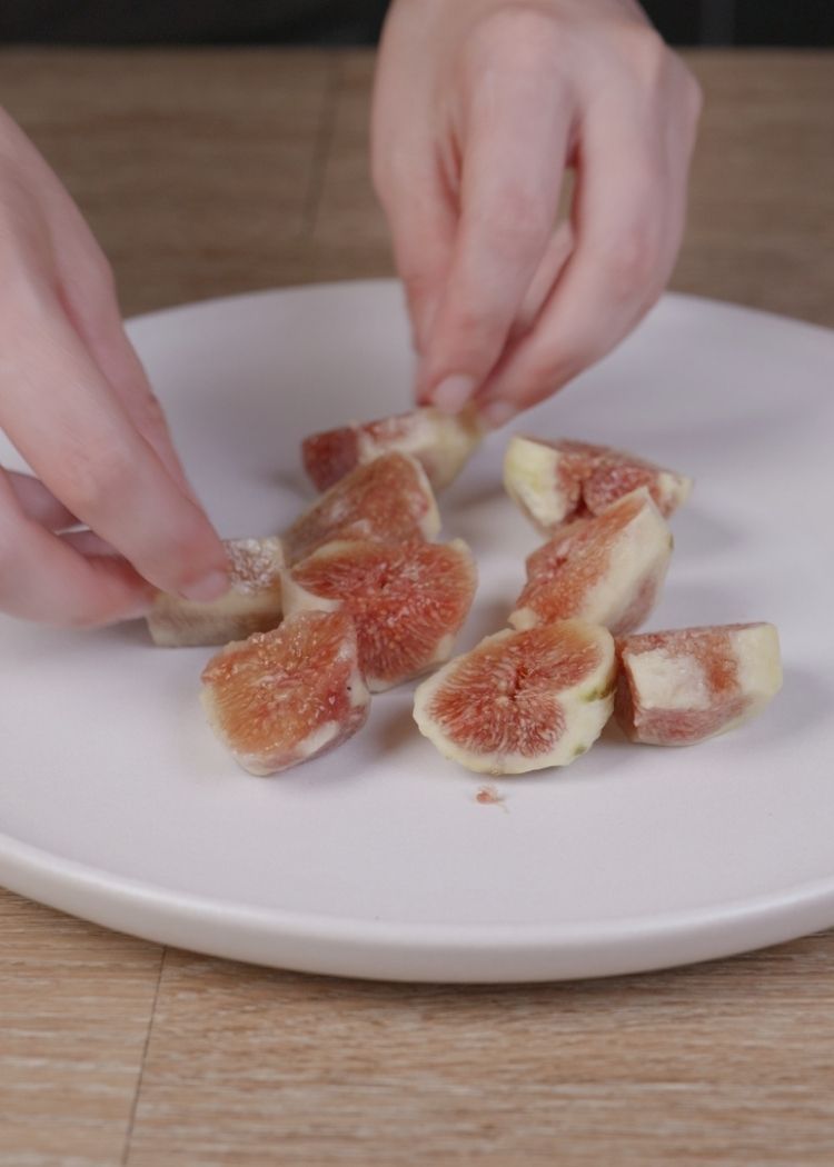 Colocar higos en el plato para Carpaccio de higos