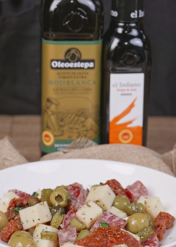 Presentación de ensalada de encurtidos