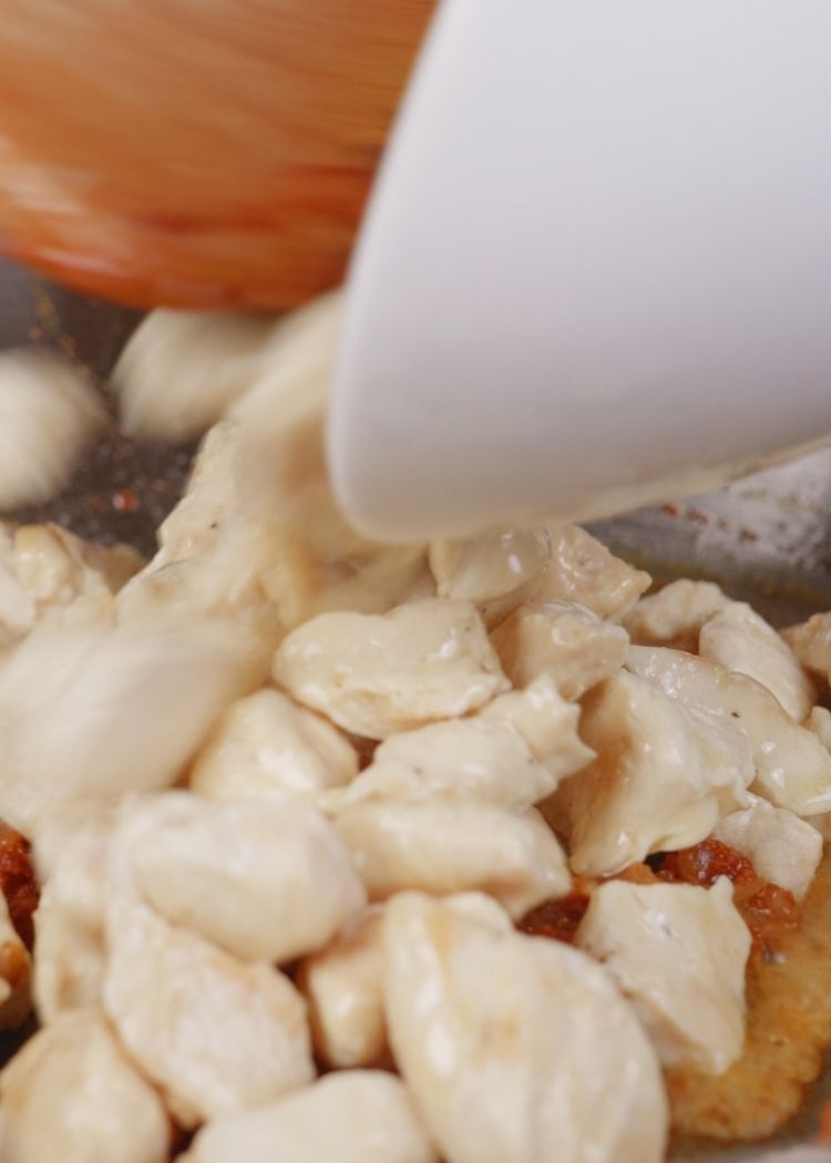 Incorporar pollo para pollo al curry