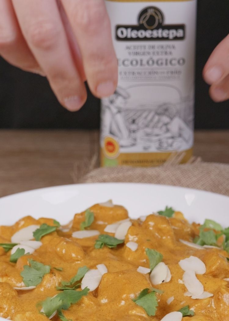Espolvorear almendras y cilantro para pollo al curry