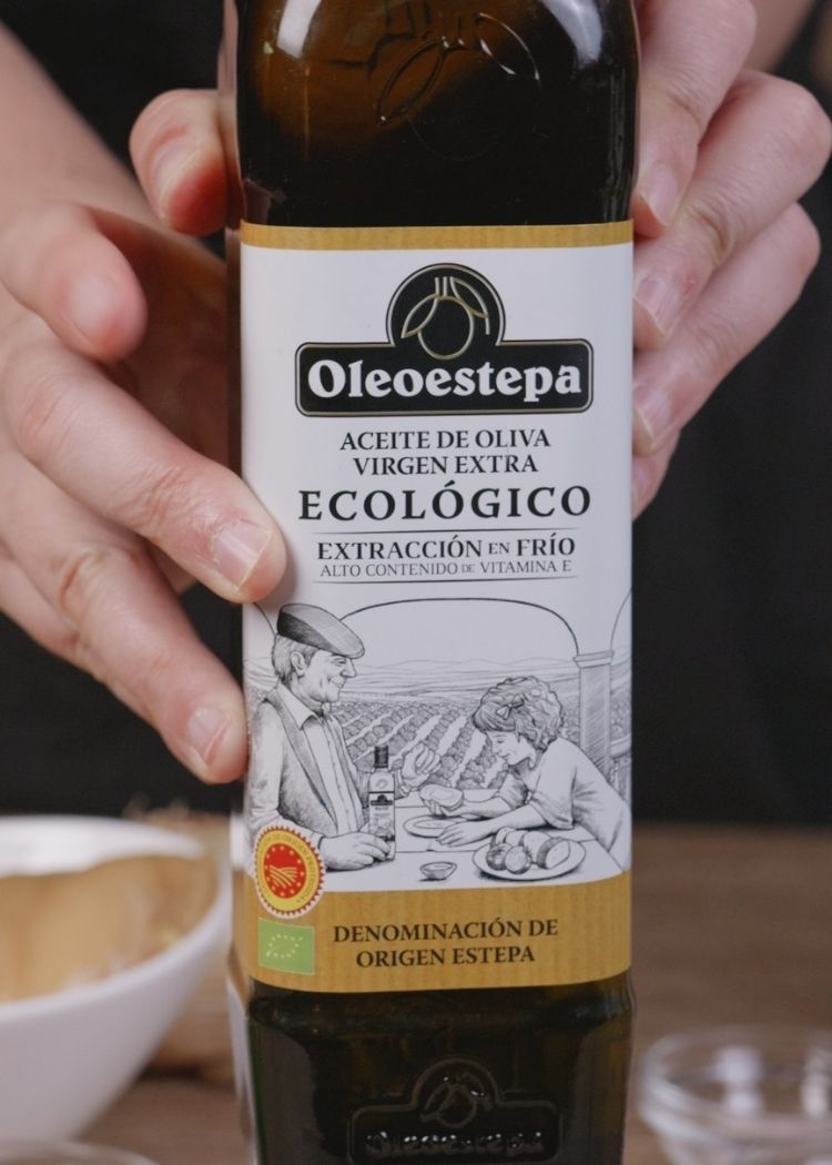 Echar aceite de oliva virgen extra ecológico a la sartén para pollo al curry