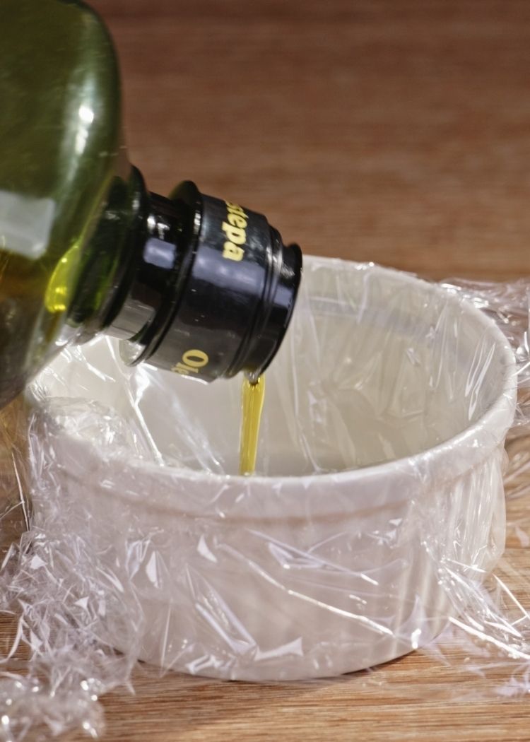 Echar aceite de oliva virgen extra para saquitos de huevo